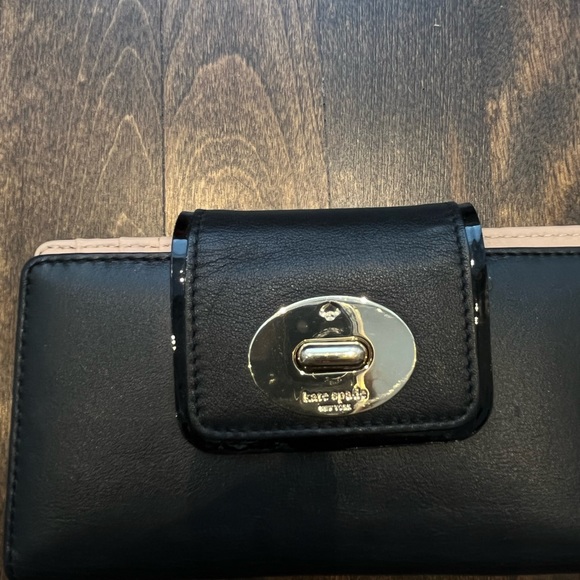 Kate Spade ♠️ wallet - Picture 9 of 9